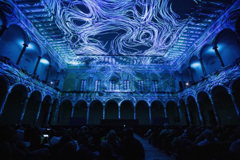 A Milano ha aperto Genesis, uno spettacolo di luci immersivo