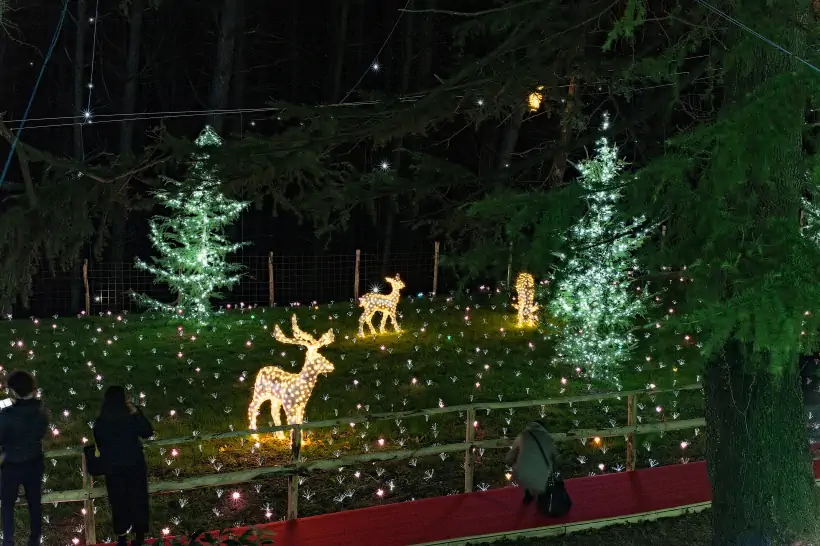Lucine di Natale 2023: a Leggiuno in Lombardia il villaggio natalizio con installazioni luminose