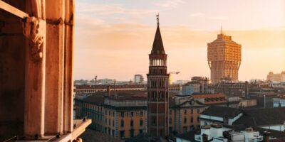 Meteo Milano: oggi domani e domenica. Poche nubi e cielo terso in Piazza Duomo
