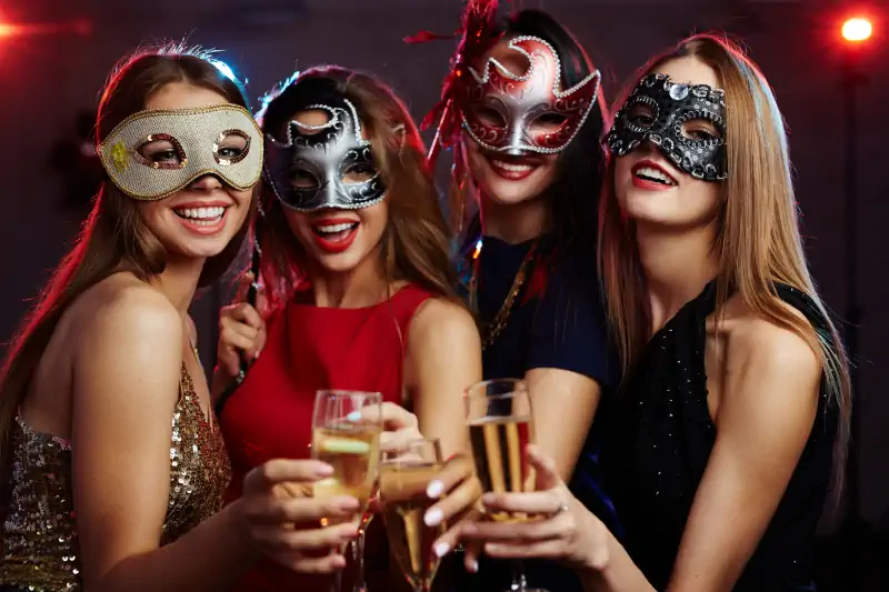 Carnevale Ambrosiano Milano con aperitivo e DJ set: ragazze con maschera e drink