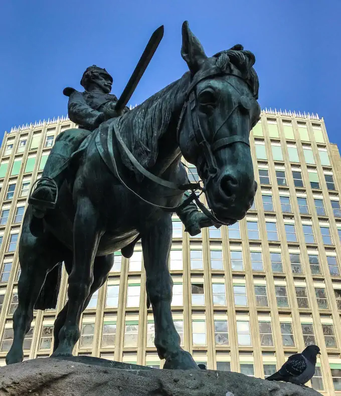 Curiosità milanesi: il cavallo stanco di Piazza Missori